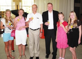Philippe Delaloye (3rd left), GM of the Pullman Pattaya Aisawan Hotel welcomes Paavo Lipponen (3rd right), former prime minister and former president of parliament of Finland and his lovely family to the hotel during their visit for a well earned vacation.